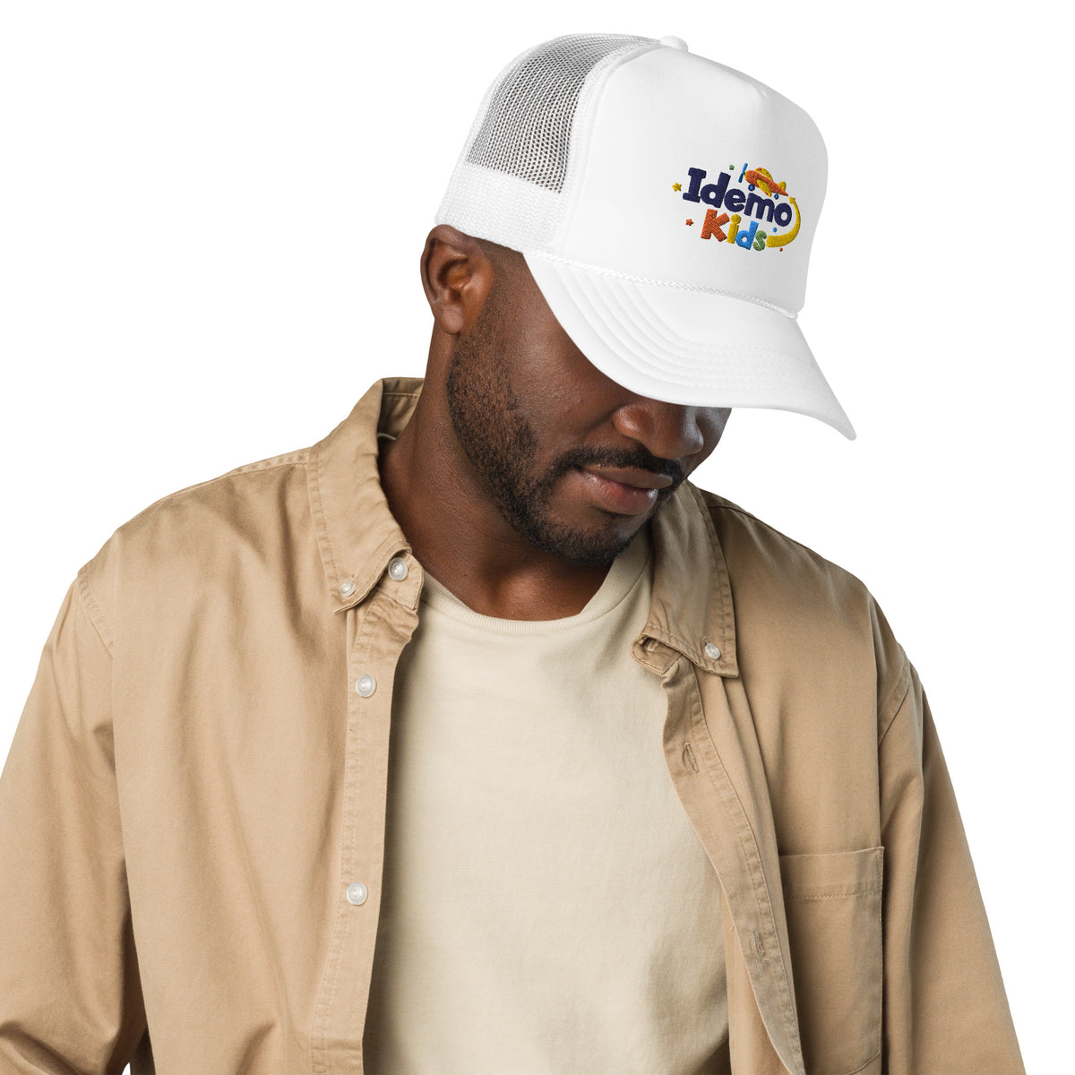 Model wearing a white Idemo Kids trucker hat.